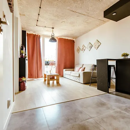 Industrial 9th Floor With Balcony And Views *